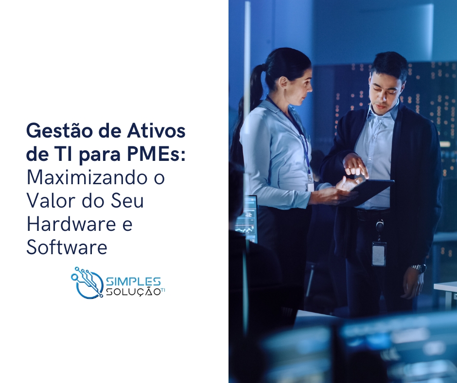 Planilha e software de inventário de ativos de TI em tela de computador, com etiquetas de patrimônio e caixas de notebooks em uma mesa de escritório.