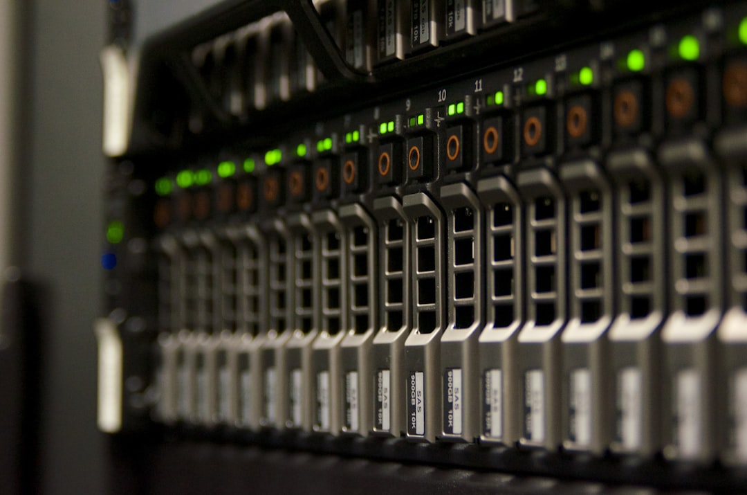 Dashboard de redução de custos de TI mostrando licenças ociosas, uso de cloud e indicadores de SLA em um painel.