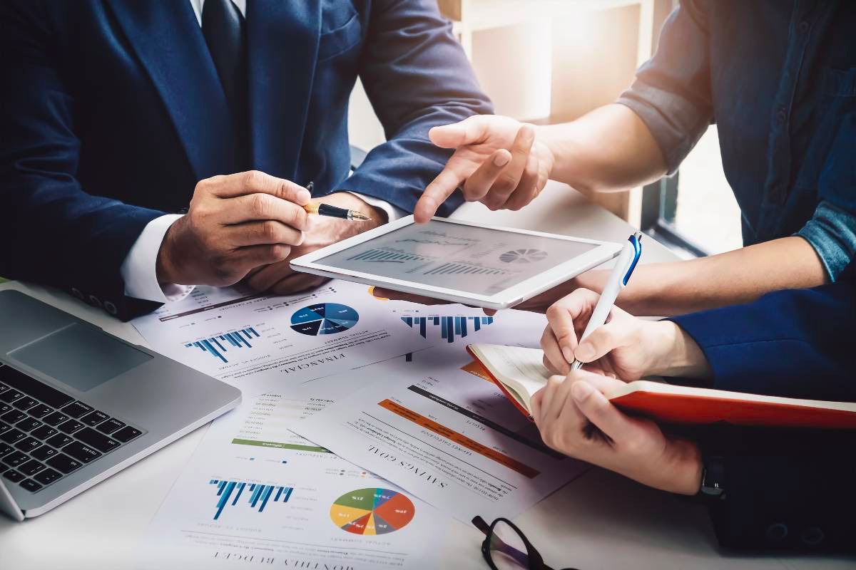 Técnico da Simples Solução TI analisando painel de desempenho do sistema Alterdata em um escritório de contabilidade