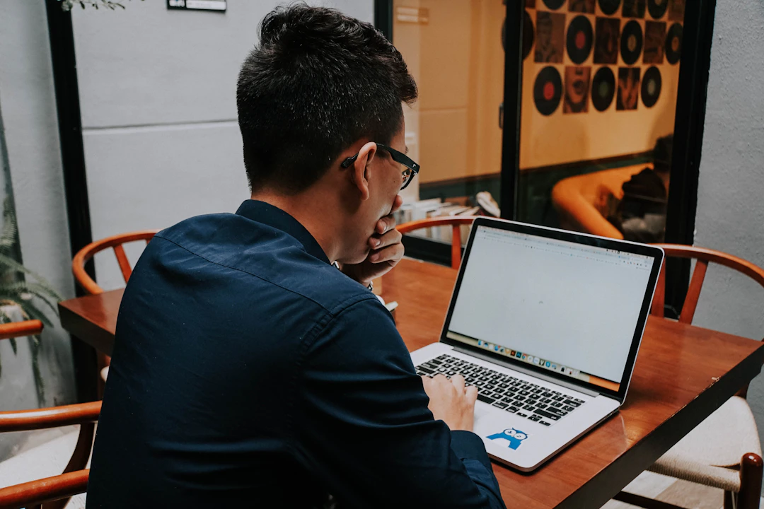 Equipe técnica da Simples Solução TI atendendo infraestrutura de rede em escritório corporativo no Rio de Janeiro